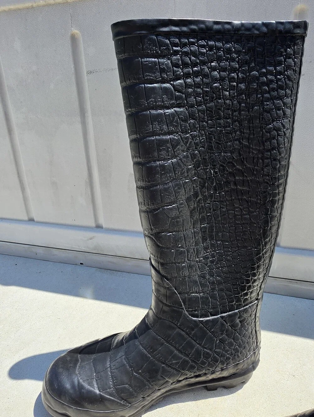 Khombu Black Crocodike Embossed Rain Boot — Size 9
